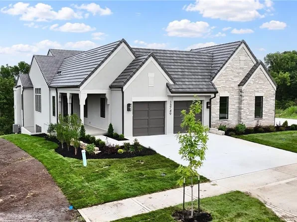13749 Pembroke Ln, Leawood, KS 66224