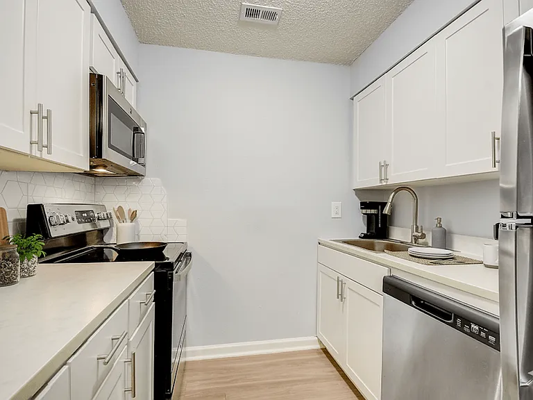 Fernwood Grove Apartments — Photo 2