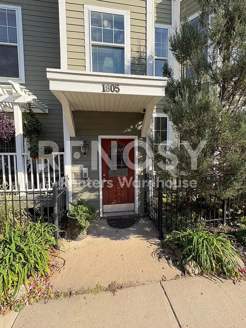 1805 3rd Ave S - 1 bed 1 bath condo — Photo 1