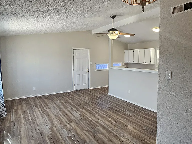 1006 S Plains Park Dr — Photo 2