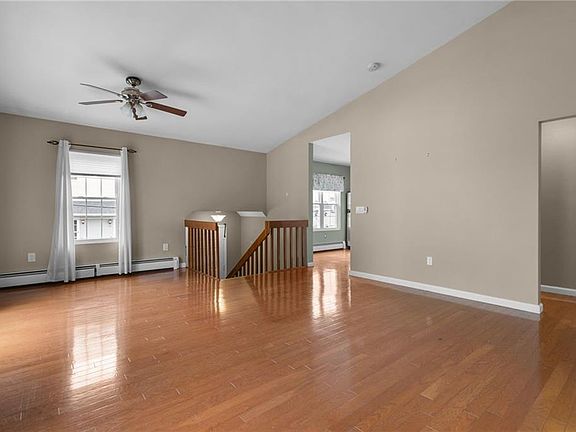 4th image of 565 Quaker Ln APT 74