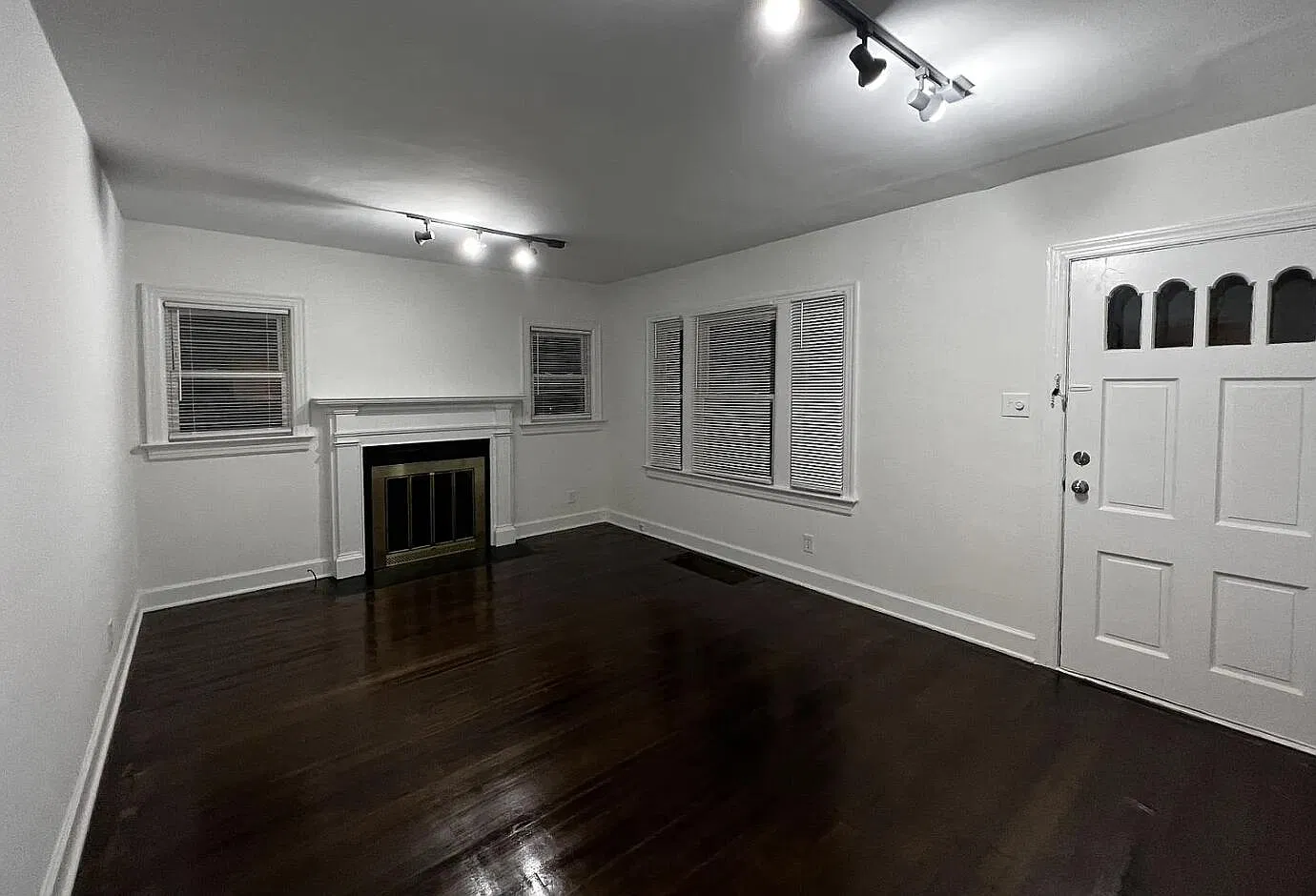 3 bed, 1.5 bath, 3238 sqft, $1,600 — Photo 3
