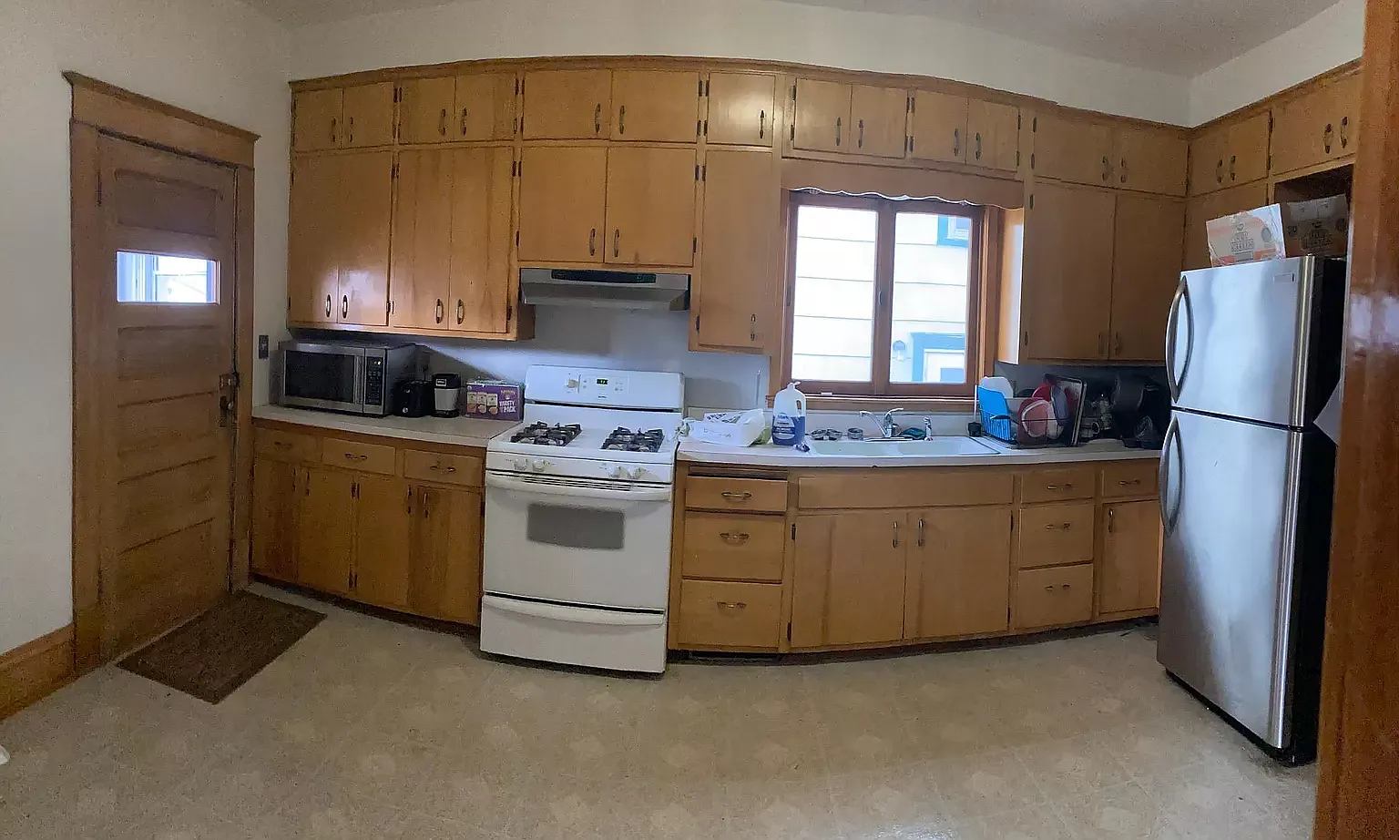6 bed, 3289 sqft, $3,200 — Photo 3