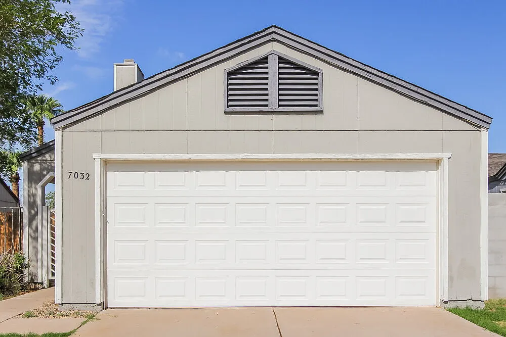 3 bed, 2.0 bath, 1370 sqft, $2,070 — Photo 1