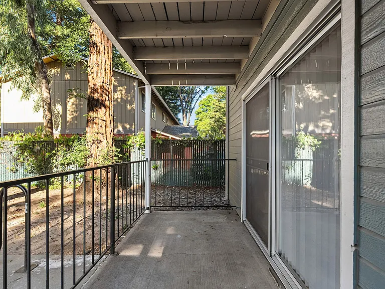 Redwood Cove Apartments — Photo 44