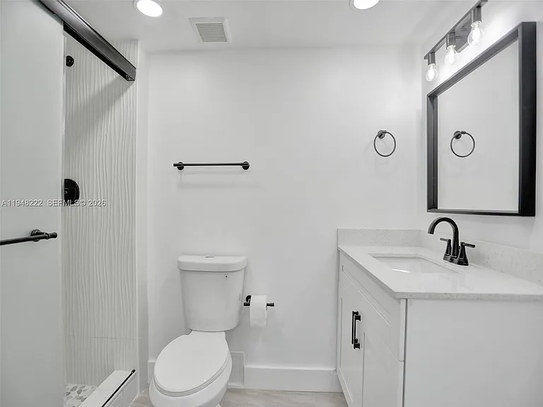 2771 Taft St — Photo 9