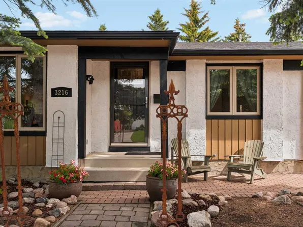3216 S Oakwood Dr SW, Calgary, AB T2V 0J9