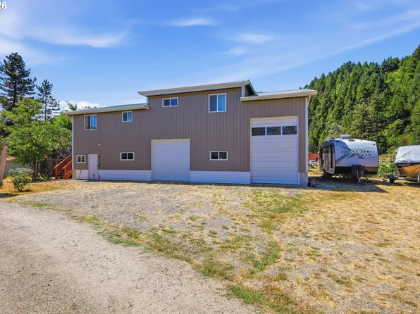 76566 Davis Rd, Oakridge, OR 97463