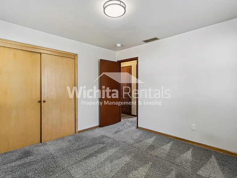 525 S Derby Ave — Photo 10