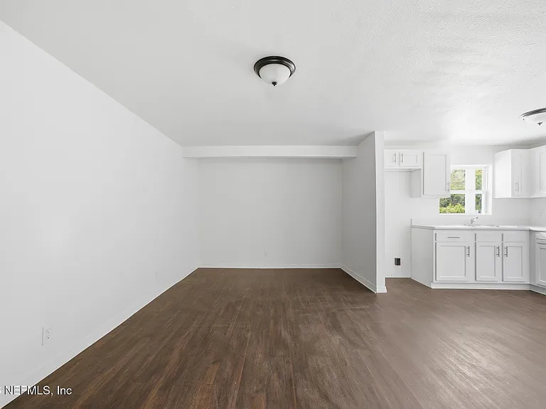 5134 Moncrief Rd W — Photo 11