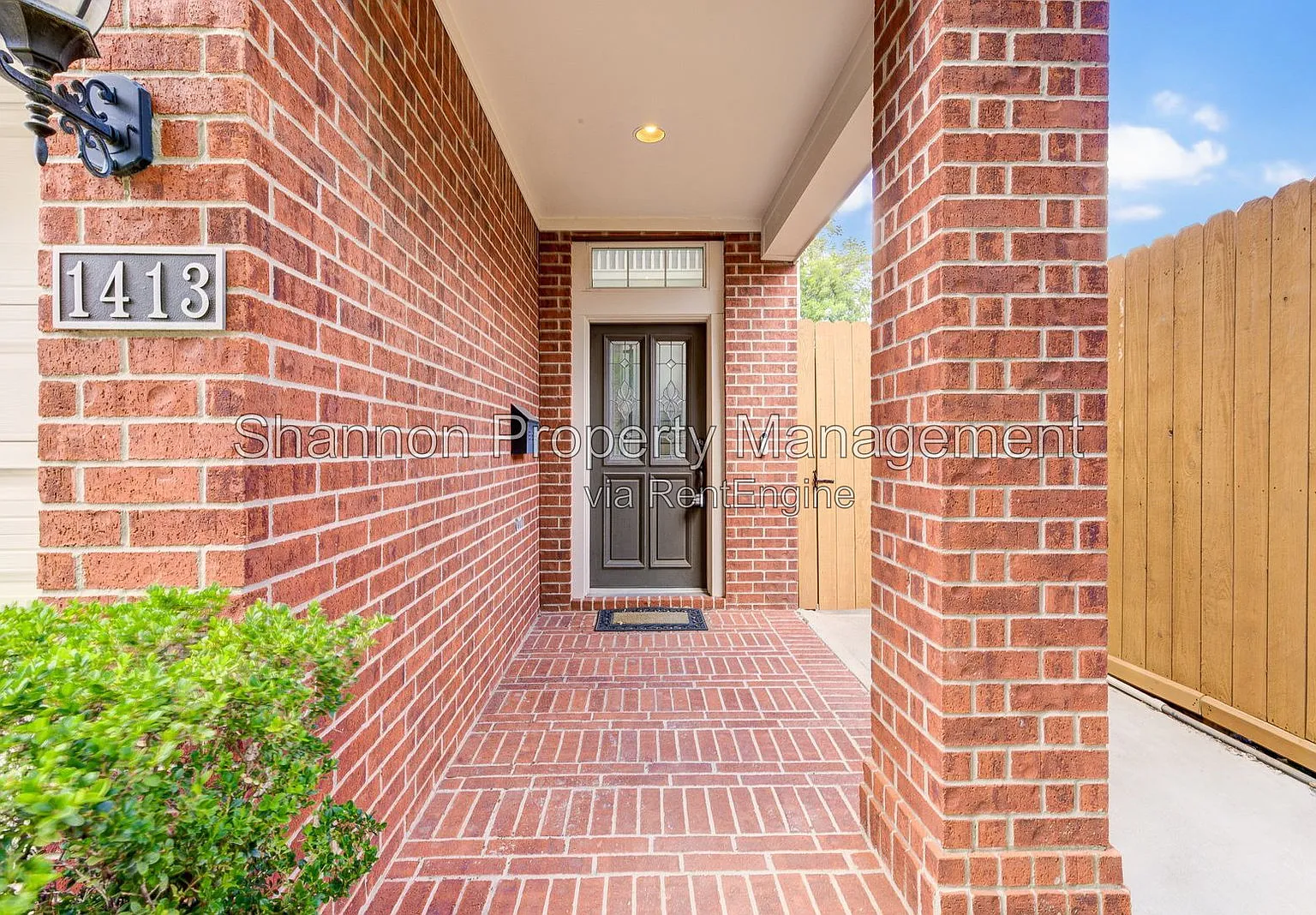 3 bed, 3.5 bath, 2485 sqft, $3,950 — Photo 2
