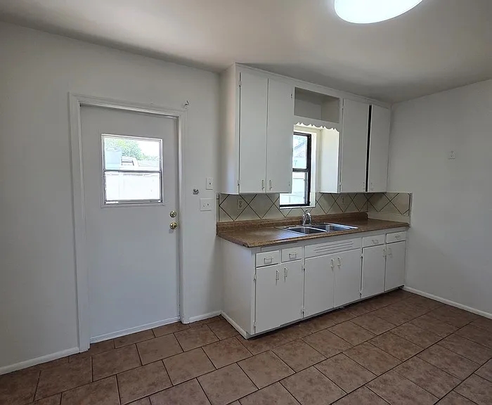 319 S Hobson — Photo 5