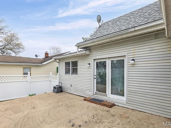 4th image of 946 Danforth St