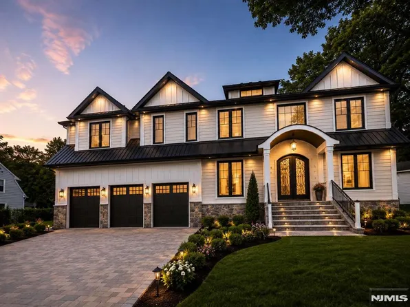 208 Wilsey Ct, Paramus, NJ 07652