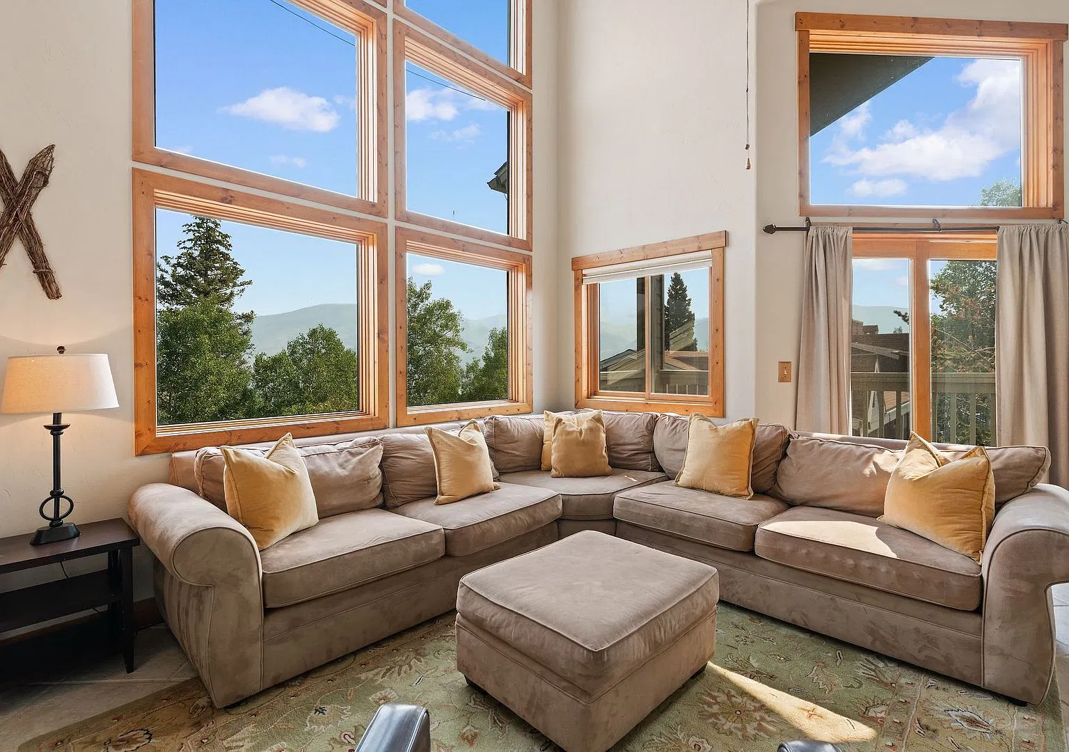 3 Bedroom pus Bonus room- Bright townhome on Quiet Street- Fully Furnished — Photo 3