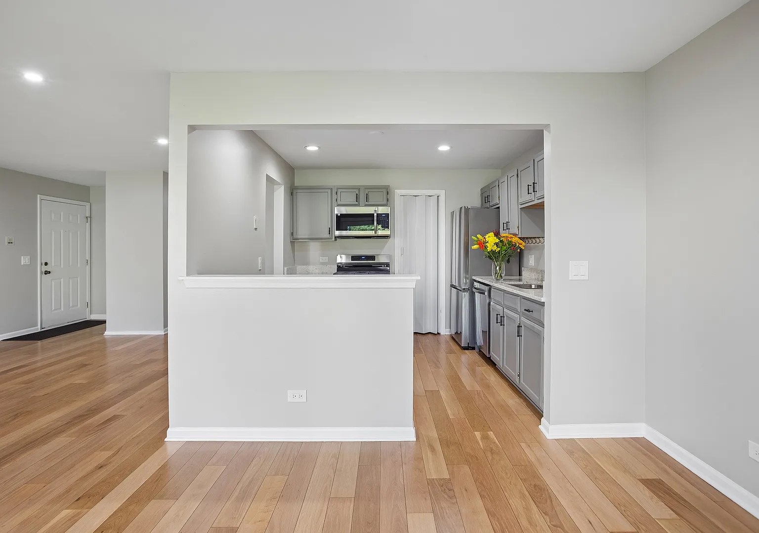 2 bed, 1200 sqft, $2,400 — Photo 4