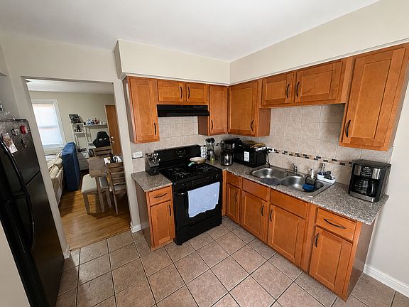 3rd image of 645 23rd Ave