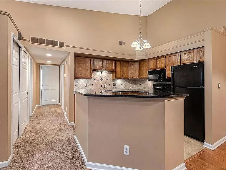 19107 Surrey Ln — Photo 2