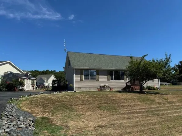 2222 Yardarm Dr, Greenbackville, VA 23356