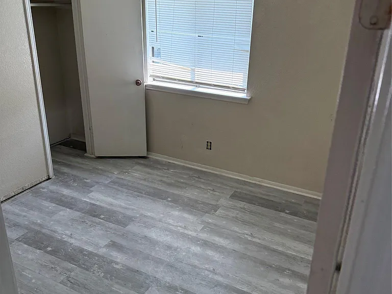 1100 E Logan St — Photo 7