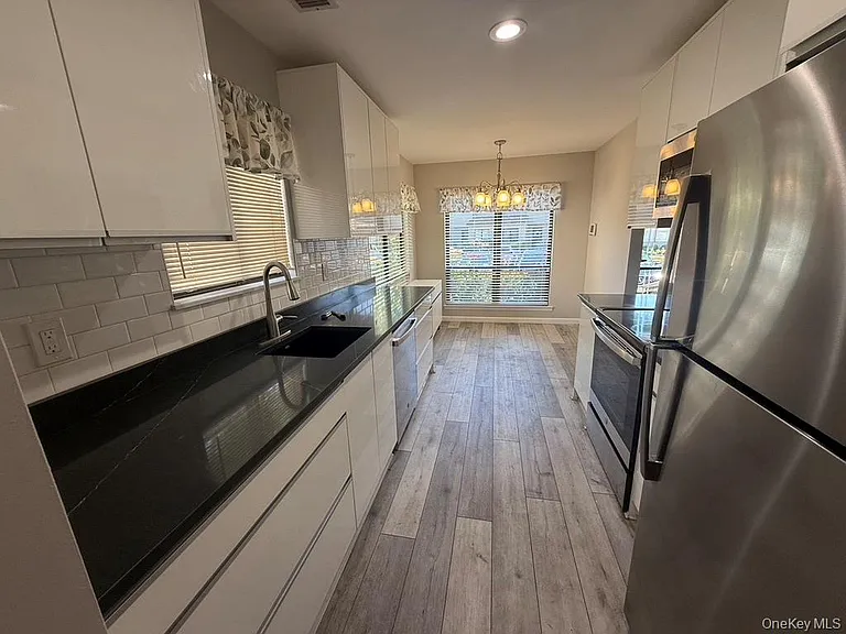 31 Stanford Ct — Photo 3