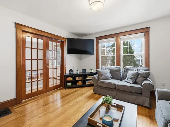 233 Lowell St APT 1, Waltham, MA 02453