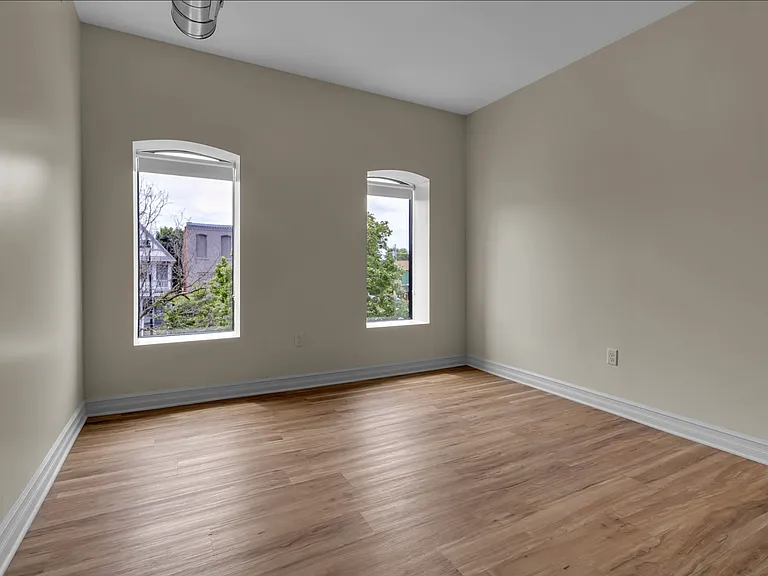 507 Niagara Apartments — Photo 10
