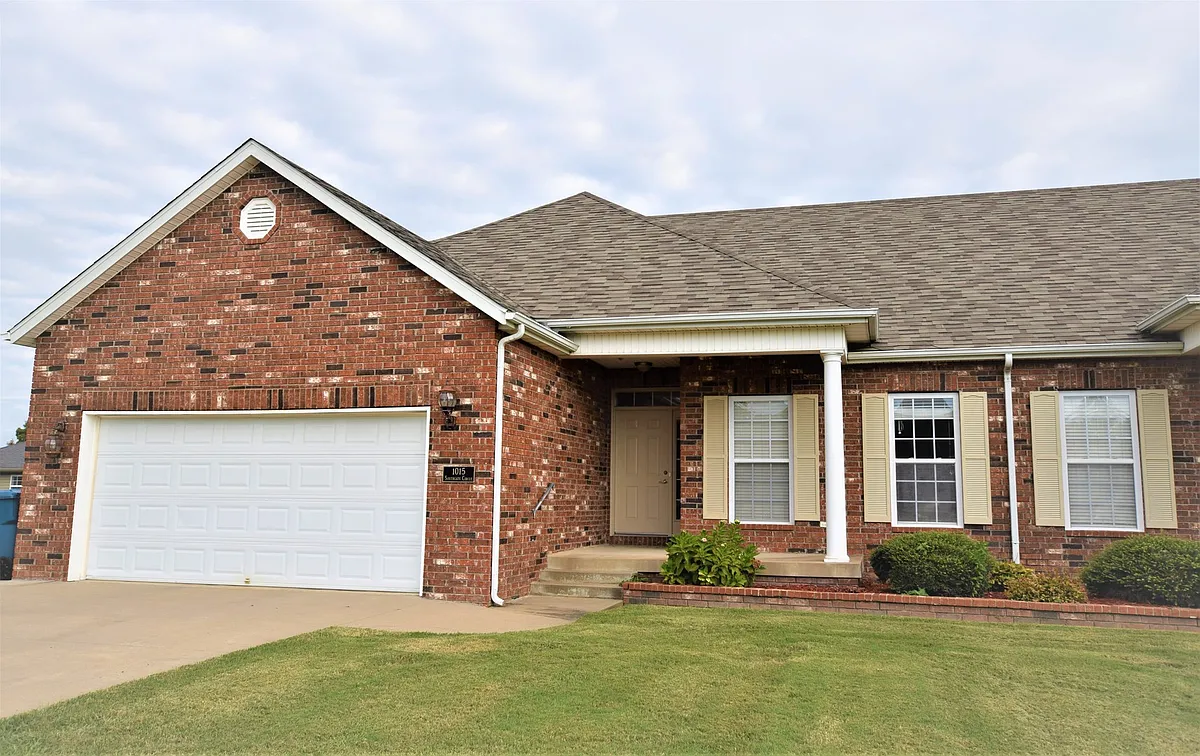 Building Photo - 1004 Southgate Cir