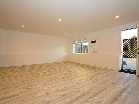 2nd image of 4725 Irving St #9