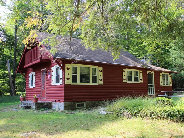 227 Ash Ln, Greentown, PA 18426