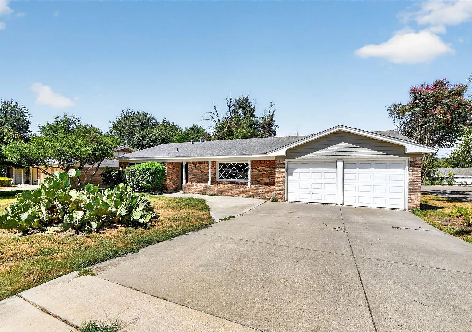Updated 3 Bedroom With Character. — Photo 2