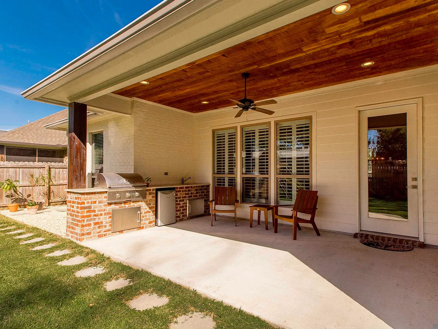 4 bed, 2370 sqft, $3,850 — Photo 4