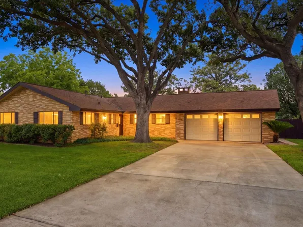 302 Village Dr, Sugar Land, TX 77498