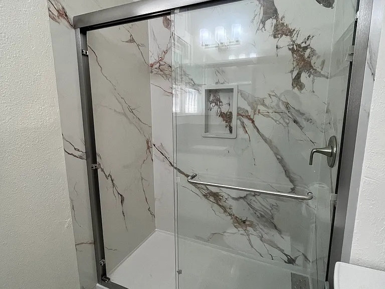 Full bathroom 1