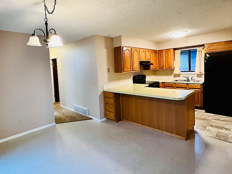 1121 Yellowstone Ave — Photo 3