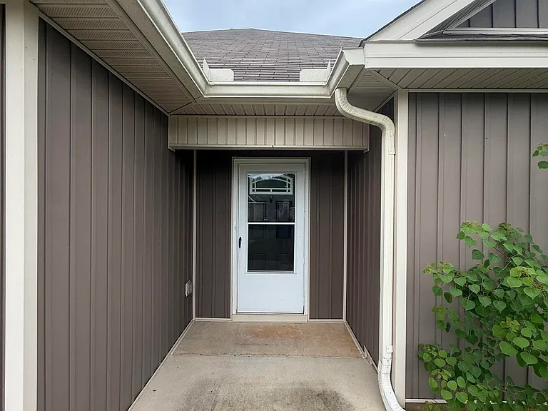 100 Weston Cv — Photo 3