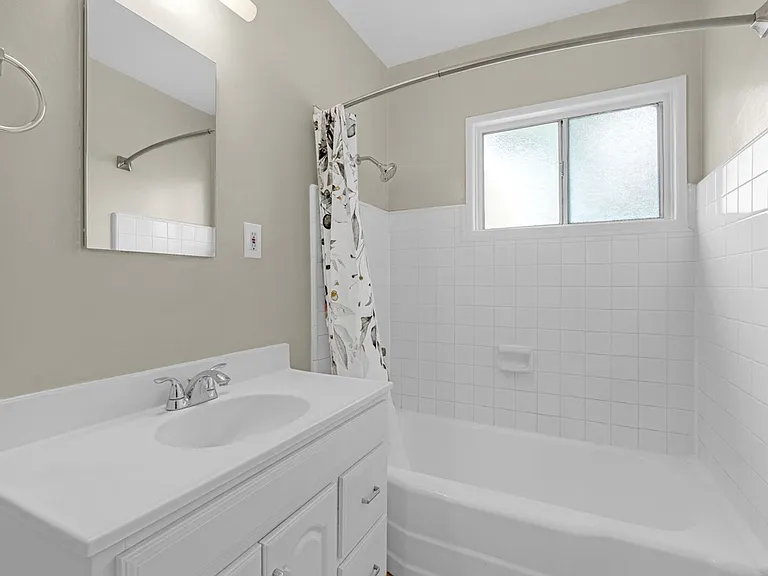 2 Bedrooms 1 Bath Unit In Great Location — Photo 8