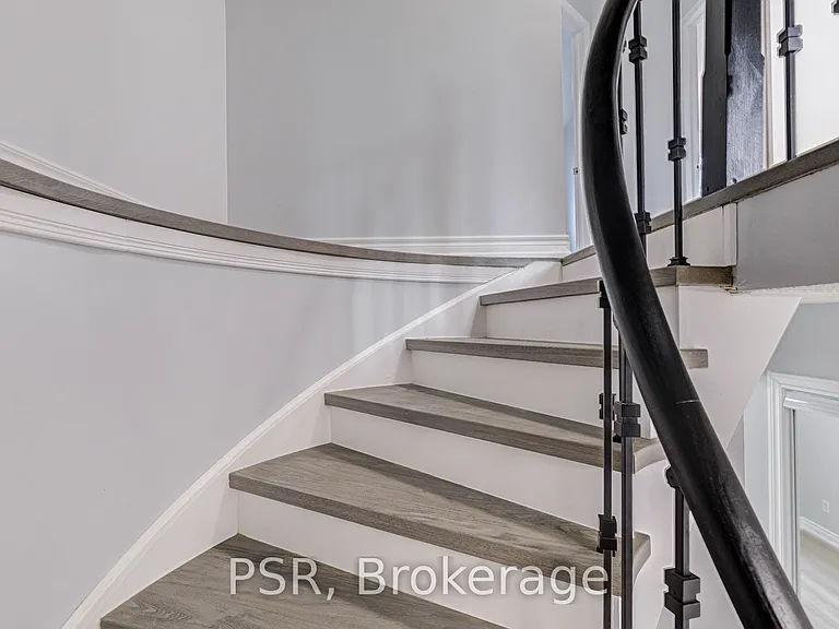 166 Adele Cres — Photo 32
