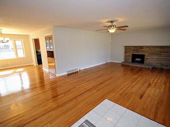 3rd image of 1202 Woodridge Dr