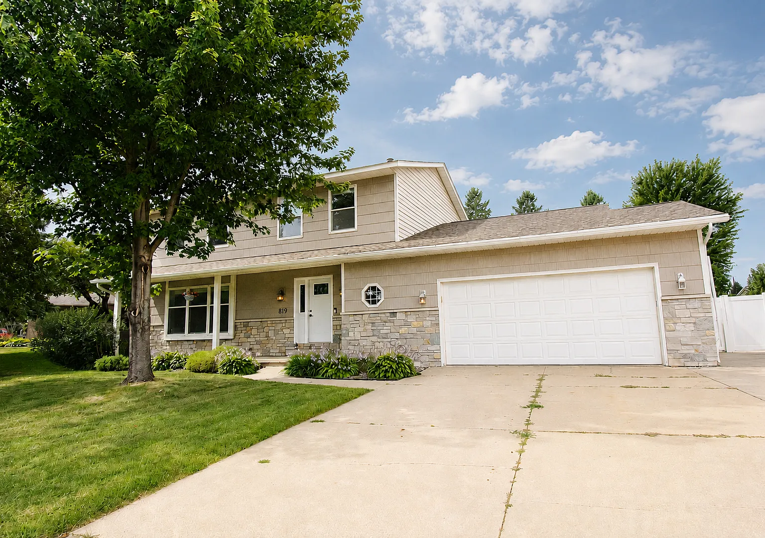 Bright & beautiful 2-story home in Byron! — Photo 1
