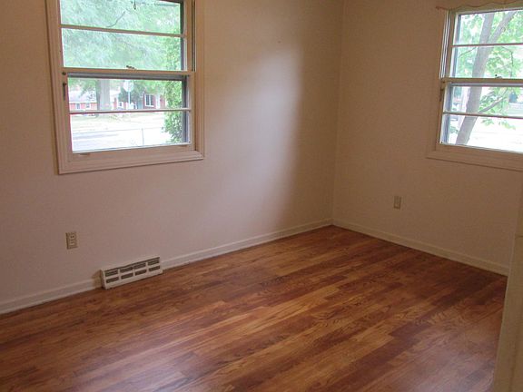 3rd image of 1652 Diamond Ave NE