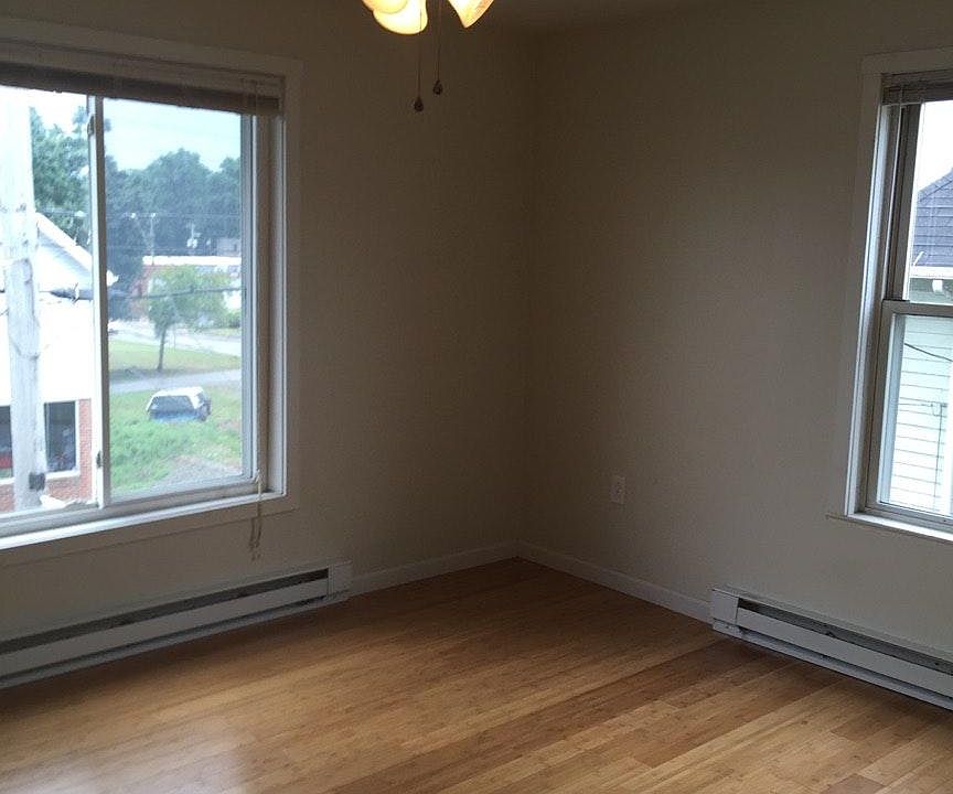 2 Windows in all rooms except bathroom!