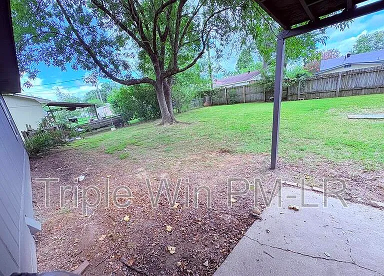220 Randall Dr — Photo 6