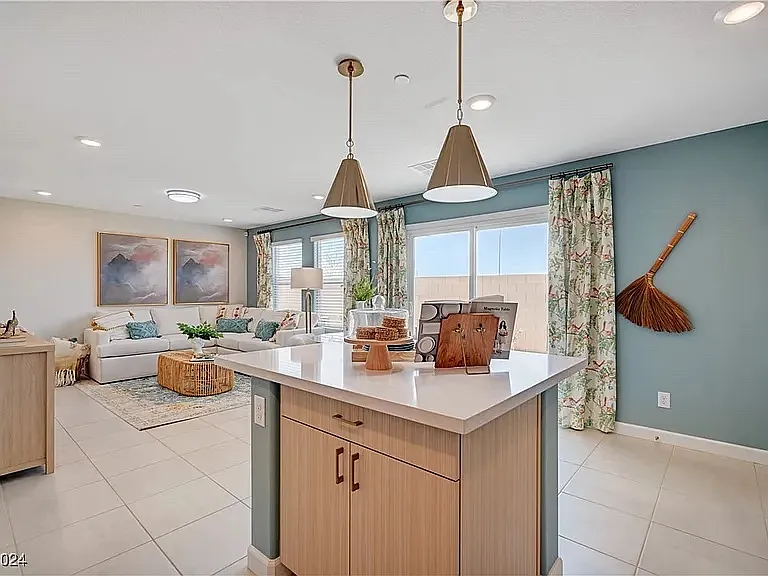 3 bed, 2.5 bath, 1435 sqft, $3,200 — Photo 3