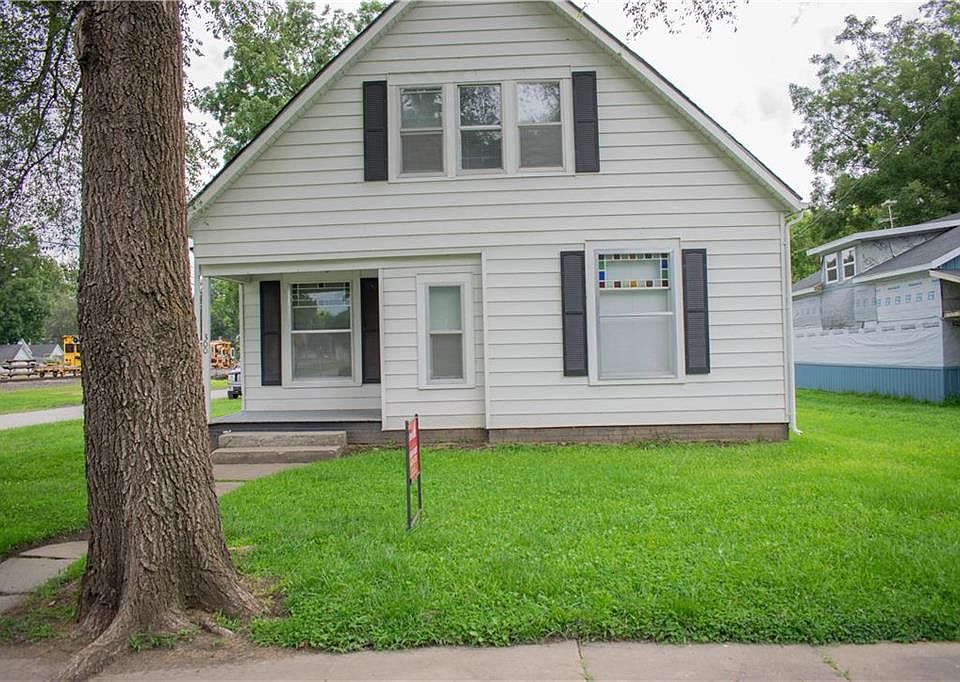 1st image of 300 NE 1st St