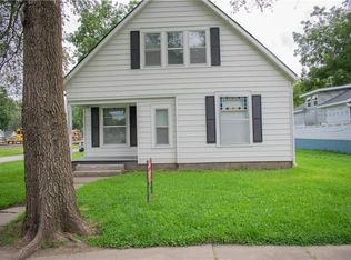 300 NE 1st St, Hardin, MO 64035