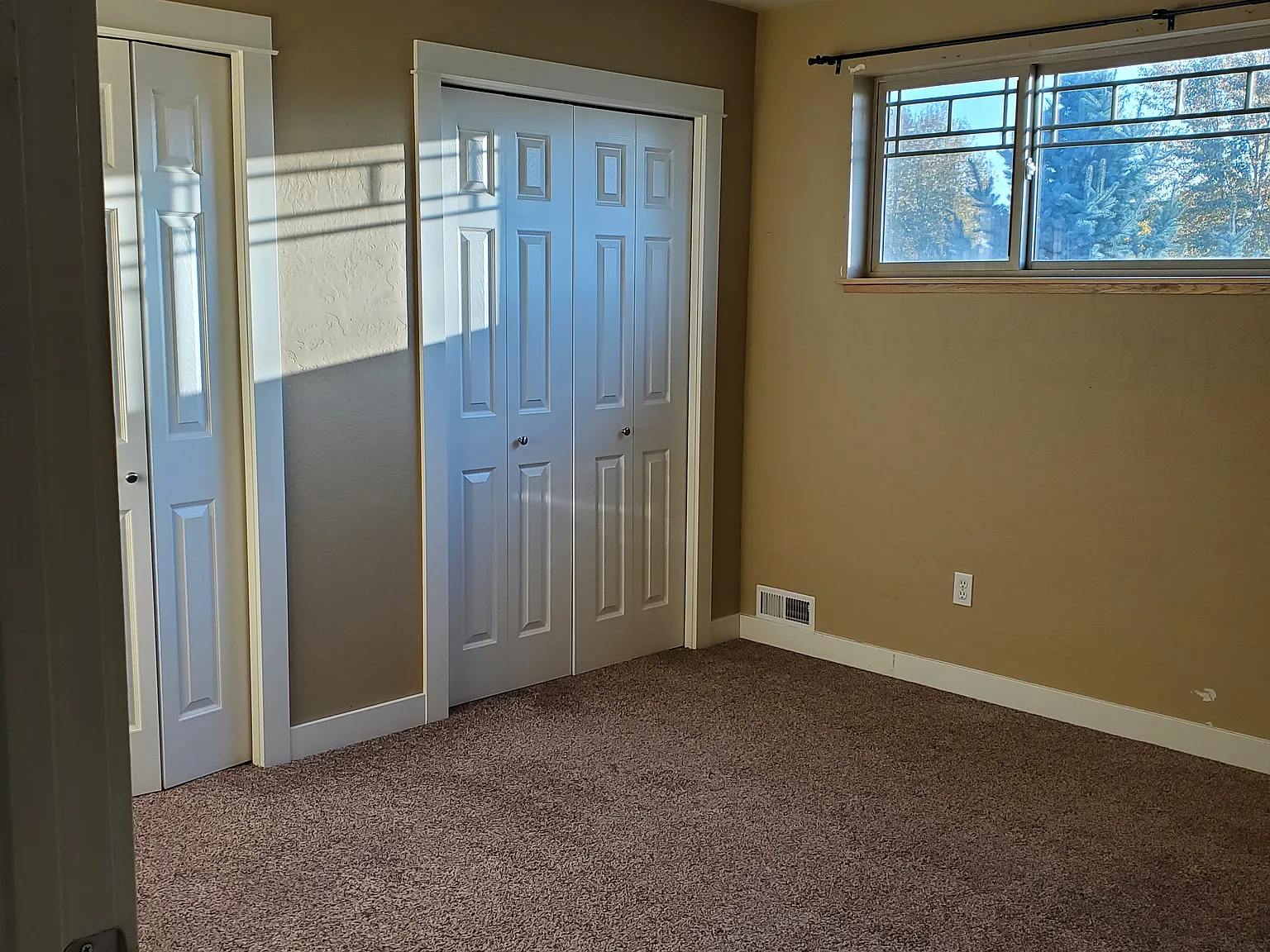 405 Vermeer Dr — Photo 1