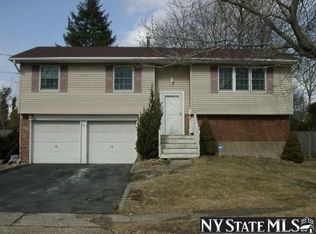 9 Nantucket Ln, Deer Park, NY 11729