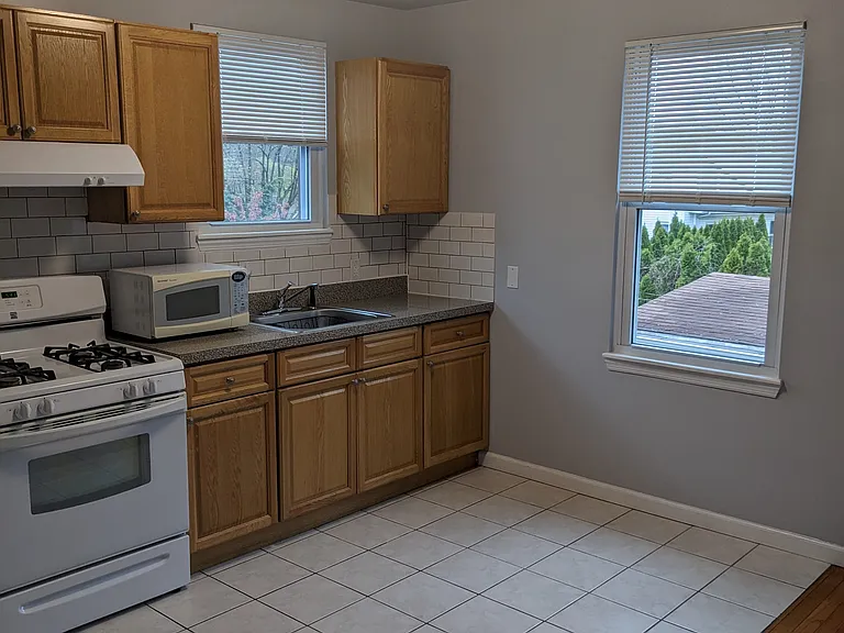 985 N Broadway #6 — Photo 1