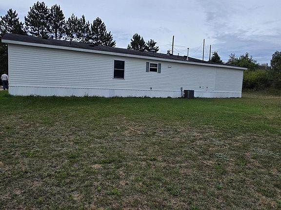 3rd image of 17890 3 Mile Rd